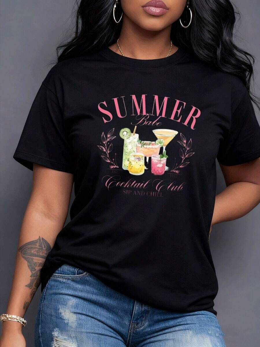 Gráfico de cócteles vibrantes con la frase Summer Babe Cocktail Club Sip and Chill perfecto para el verano relajación y momentos soleados rodeado de ramas frondosas muy fresco y femenino Camiseta de mujer 220g,maija mujer curvy. - Negro - Ver 1