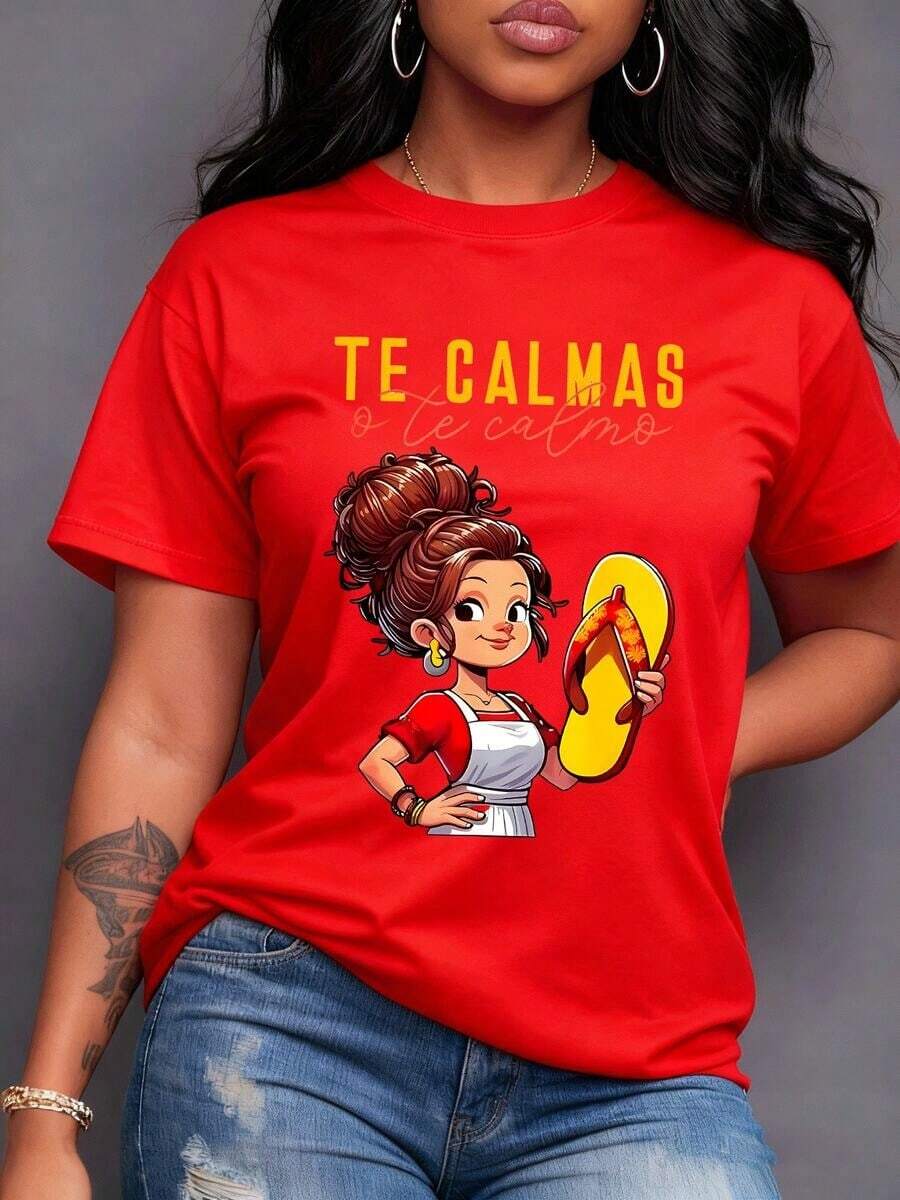 Energetic Woman With Flip-Flop, Funny Message: CALM DOWN Or I'll Calm You Down, Playful Warning, Strong Motherhood, Cultural Humor, Perfect For Lovers Of Iconic Phrases And Latin Touches. Women's T-Shirt, 100% Cotton, Maija Curvy Woman. - 紅色 - 查看 1