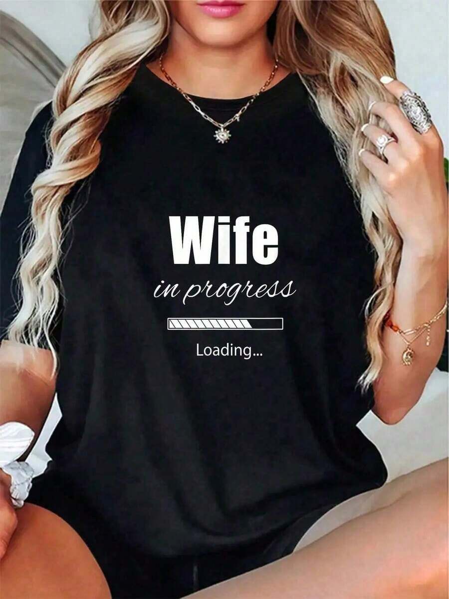 Camiseta Divertida de 100% Algodón para Esposa en Proceso - Próximamente Comprometida, Próximamente Casada, Camiseta de Novia para Boda|   Suéter Casual de Talla Grande|   Lindas camisetas de manga corta con cuello redondo y corte holgado|   Conjunto para Fiesta de Solteras - Negro - Ver 1