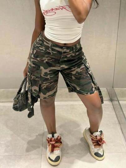 Pantalones cortos de mezclilla de utilidad de pierna recta con bolsillos múltiples de camuflaje para mujeres de talla grande