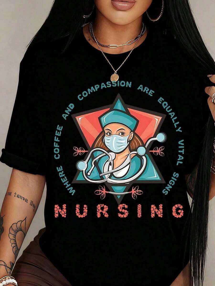 Nursing Graphic Print T-Shirt For Nurses Day: "Coffee And Compassion Are Equal Vital Signs." Casual Short-Sleeved Crew Neck T-Shirt With A Fashionable Print, Made Of Soft And Comfortable Fabric, Suitable For Medical Staff, Ideal For Work Uniforms Or Everyday Wear At Home. - 黑色 - 查看 1