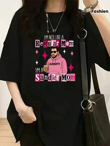 Ropa de mujer de estilo vintage urbano para primavera y verano, con una imagen de dibujos animados de Adam Sandler acompañada del humorístico texto "No es una mamá normal, es la mamá de Sandler", creando un ambiente divertido de cultura de fans. Camiseta 100% algodón transpirable. - Negro - Ver 1