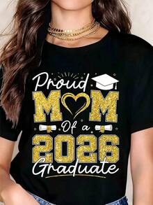 Camiseta de Mujer con Graffiti "Mamá Orgullosa de un Graduado de 2026", Casual, Cuello Redondo, Manga Corta, Perfecta como Regalo de Cumpleaños, Adecuada para Usar en Todas las Temporadas, para el Uso Diario al Aire Libre. Camiseta de Algodón Moda Verano - Negro - Ver 1