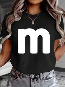 Letra M blanca con patrón de silueta en blanco y negro, estilo geométrico simple, adecuado para diseño de impresión. Sudadera con Estampado Direccional Primavera/Verano, Cuello Redondo, Casual, Manga Corta, Camiseta Cómoda para Mujer 13532 - Negro - Ver 6