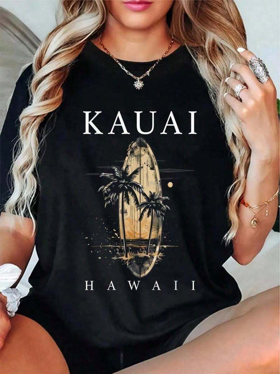 Camiseta de algodón vintage hawaiana para mujer - Camiseta gráfica de Kauai, Hawái, con estampado de tabla de surf, atardecer en un árbol y monumentos de Kauai, y top dorado casual de manga corta con cuello redondo para vacaciones en la playa, atuendos de estilo hawaiano, camiseta de algodón puro de alta calidad con estampado minimalista, tela suave y transpirable, cómoda y holgada, adecuada para usar todo el día, adecuada para ropa casual de oficina, apariencia diaria de primavera y verano, diseño elegante y juvenil. - Negro - Ver 1