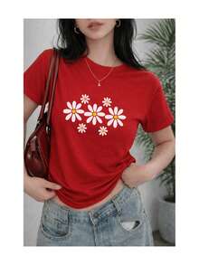 Soft, 100% Cotton Women's Short-Sleeved T-Shirt With A White Daisy Print. A Fresh, Minimalist, And Youthful Floral Design. This Breathable Cotton T-Shirt Goes With Everything-It's Great! - 紅色 - 查看 6