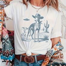 Camiseta de mezclilla estilo suroeste para mujer - Azul de manga corta con estampado de desierto occidental, que presenta diseños de cactus, sombrero de vaquero y perro sin pelo mexicano (Xoloitzcuintli) - Top casual de estilo suroeste, adecuado para combinar con jeans y atuendos bohemios. - Blanco - Ver 6