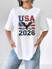 Águila majestuosa extendiendo las alas sobre banderas de Estados Unidos con balones de fútbol y el número 2026 simbolizando fuerza libertad y pasión deportiva camiseta de mujer 100% algodón cómoda y moderna para fans del fútbol y alma patriótica - Blanco - Ver 1