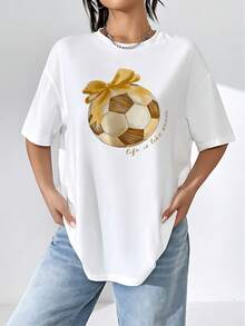 Balón de fútbol dorado con lazo que simboliza pasión y alegría por el deporte y la vida acompañado de la frase life is like soccer que inspira motivación y energía camiseta de mujer 100% algodón casual cómoda y moderna para uso diario - Blanco - Ver 6
