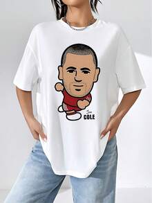 Figura caricaturesca de un jugador de fútbol en movimiento transmitiendo energía pasión y espíritu deportivo con un toque divertido camiseta de mujer 100% algodón casual cómoda y perfecta para los amantes del deporte y la moda diaria - Blanco - Ver 1