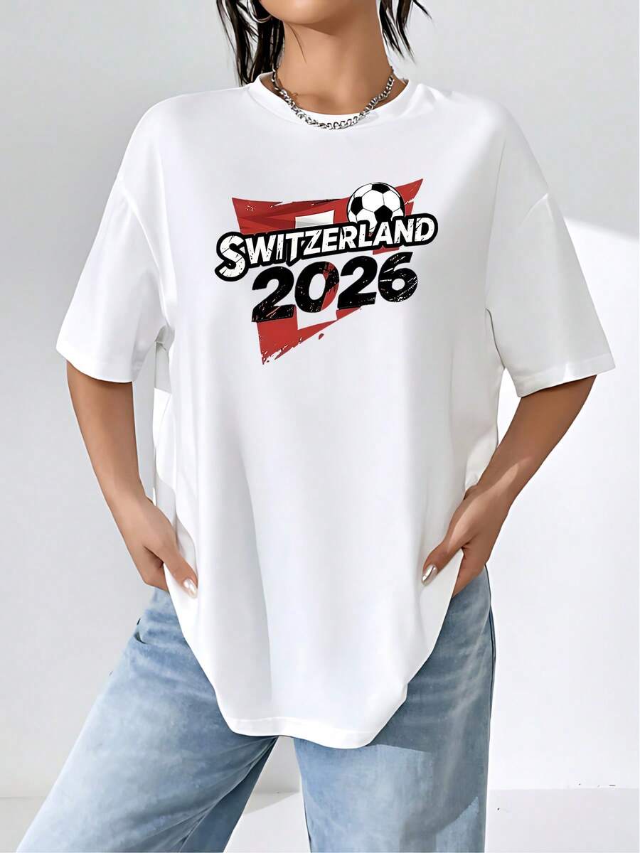 Bandera suiza con balón de fútbol y texto Switzerland 2026 que simboliza apoyo a la selección en el campeonato internacional con energía deportiva y orgullo nacional camiseta de mujer 100% algodón cómoda y transpirable para uso diario y eventos deportivos - Blanco - Ver 1