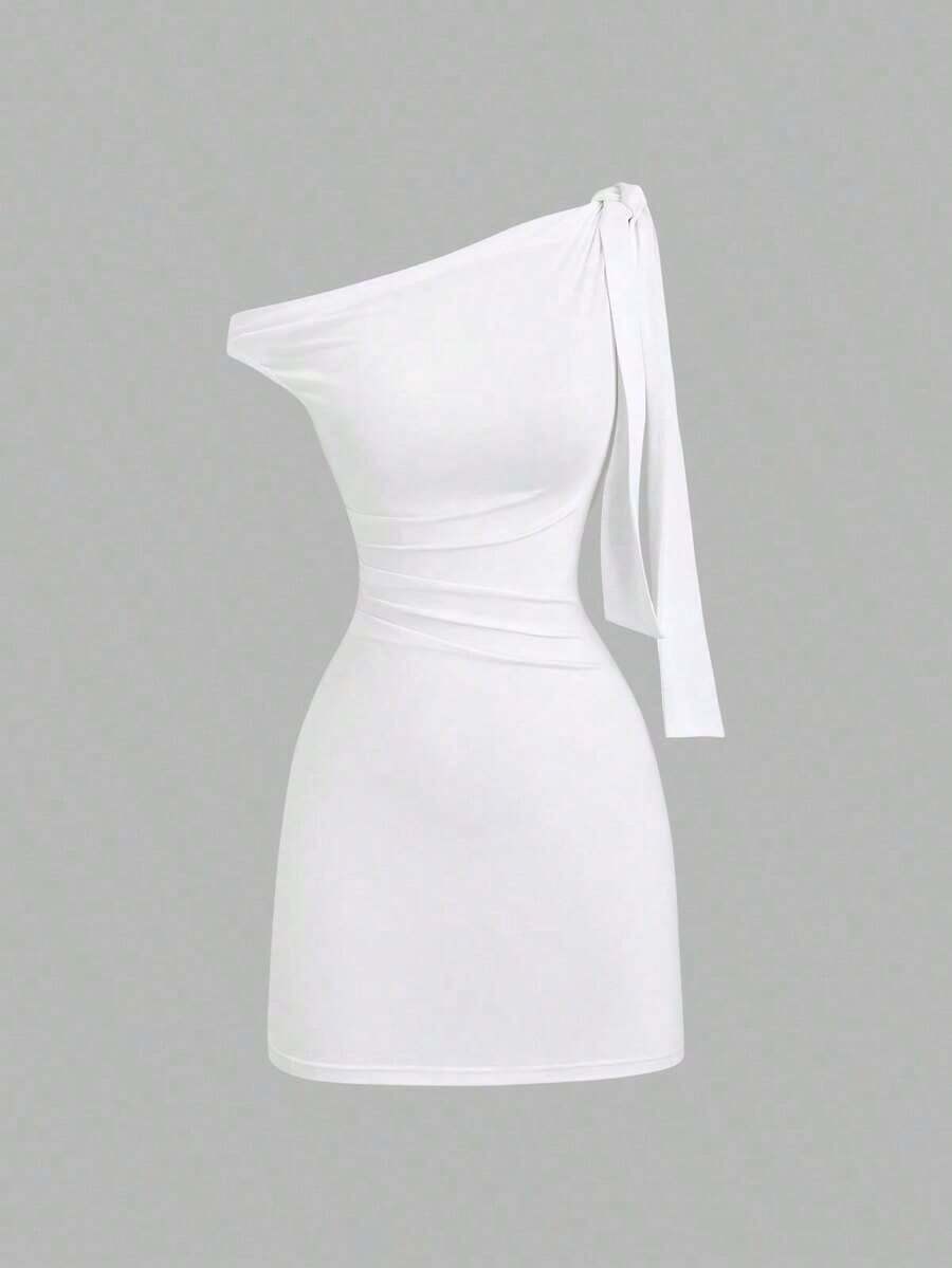 Sweetro Vestido ajustado sexy con volantes en el hombro oblicuo, que ciñe la cintura, estilo francés chic, minifalda ajustado - Blanco - Ver 1
