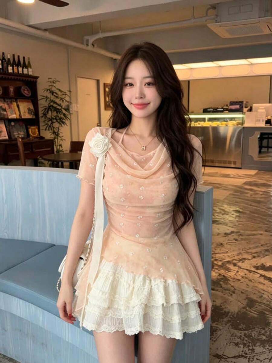 露肩渐变印花上衣，蝴蝶结不对称下摆，休闲、约会、度假装，女士春夏款