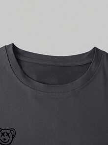 Men's Graphic Sports T‑ShirtManfinity Homme Plus Size Men's Loose Fit Dark Gray T-Shirt, Minimalist Design. Young Men's Street Style Clothing. Bear Print, Teddy Bear Graphic, Comfortable, Modern, Casual, Daily Style, Perfect Street Fashion Item, Also An Excellent Gift For Boyfriend Or Husband. Versatile, Travel Style. Summer Essential / Street Style - Dark Grey - View 5