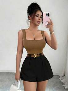 Conjunto casual de vacaciones para mujer de 2 piezas con top ajustado de tirantes cuadrado en color marrón y shorts de pierna ancha elásticos en la cintura en color blanco, diseño de moda francés elegante primavera/verano 2026 - Multicolor - Ver 2