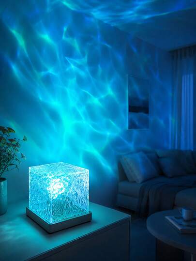 [RGB Watergolfprojector] Deze prachtige watergolfprojector met 16 kleuren biedt u een ongeëvenaarde visuele ervaring. Hij werkt op USB-voeding, is eenvoudig te bedienen en wordt geleverd met een afstandsbediening, waarmee u gemakkelijk diverse instellingen kunt aanpassen en van verschillende lichteffecten kunt genieten.