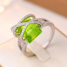Nhẫn hình chữ thập với viên đá trung tâm và đường viền thẳng, toát lên vẻ thanh lịch tinh tế nhưng nổi bật. - Bạc - Xem 2