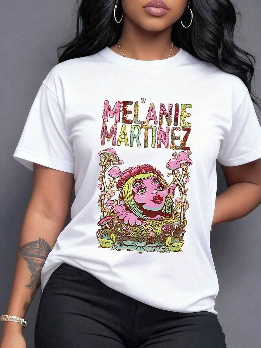 Vibrante ilustración artística de Melanie Martinez con una figura etérea de tez rosada múltiples ojos cabello rubio brillante corona de rosas rodeada de hongos mágicos y follaje exuberante un mundo fantasioso y surrealista Camiseta de mujer 100% algodón,maija mujer curvy. - Blanco - Ver 1