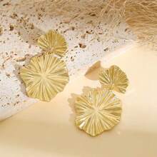 1 Pair Of Seaside Vacation Style Ginkgo Leaf Earrings, Non Collision Metal Texture Earrings, Fashionable Texture Pleated Versatile Earrings, Worn On Vacation, Dates, Parties, Daily Wear - Gold - View 4