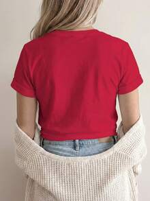 Soft 100% Cotton Women's Short-Sleeved Crew Neck T-Shirt With A Floral Print And English Lettering On The Chest. Breathable And Machine-Washable Fabric, Suitable For All Seasons. Not Suitable For Layering Under Blouses. Ideal For Casual Wear, Layering, And Basic Outfits. Breathable Cotton T-Shirt That Goes With Everything. - 紅色 - 查看 2