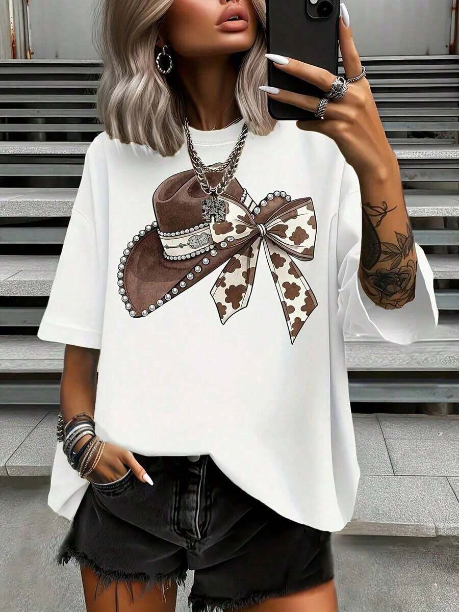 Camiseta ligera de manga corta y cuello redondo para mujer - Elegante estampado de lazo y sombrero de vaquero, top casual de color marrón suave, adecuada para un estilo vacacional y uso diario en primavera y verano.Camiseta de mujer, ropa de verano cómoda, tela opaca, 100% algodón, una opción popular. - Blanco - Ver 1