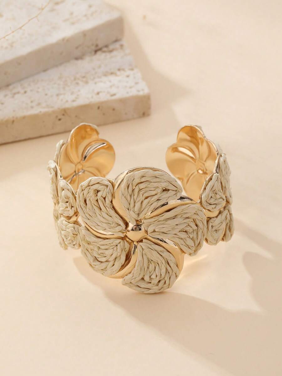 1pc Vacation Style Raffia Flower Bangle, Contrast Color Metal Flower Holder Bracelet, Niche Accessory, Suitable For Beach Vacation, Summer Party, Gathering With Friends, Daily Wear, Vacation Style / Energetic Style / Retro Style - Nude - View 1