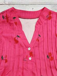 Blusa casual de mujer con estampado de cerezas, cuello plisado y mangas cortas de campana en silueta "H", para uso diario y vacaciones - Rosa Fucsia - Ver 3