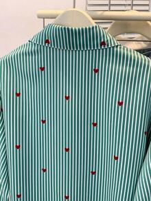 Blusa de mujer con cuello polo, estampado de corazones y rayas - Camisa casual de manga larga con botones, adecuada para uso diario en primavera, verano y otoño - Rayas verdes - Ver 8