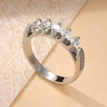 Bộ nhẫn đôi, kết hợp nhẫn chính và nhẫn phụ, mang vẻ đẹp tối giản thanh lịch, thể hiện phong cách kín đáo nhưng đa năng. - Bạc - Xem 3