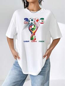 Símbolo vibrante que une las banderas de Estados Unidos Canadá y México en honor al mundial 2026 con balón y formas coloridas que representan unidad y pasión por el fútbol camiseta de mujer 100% algodón cómoda y ligera ideal para fanáticas deportivas - Blanco - Ver 1