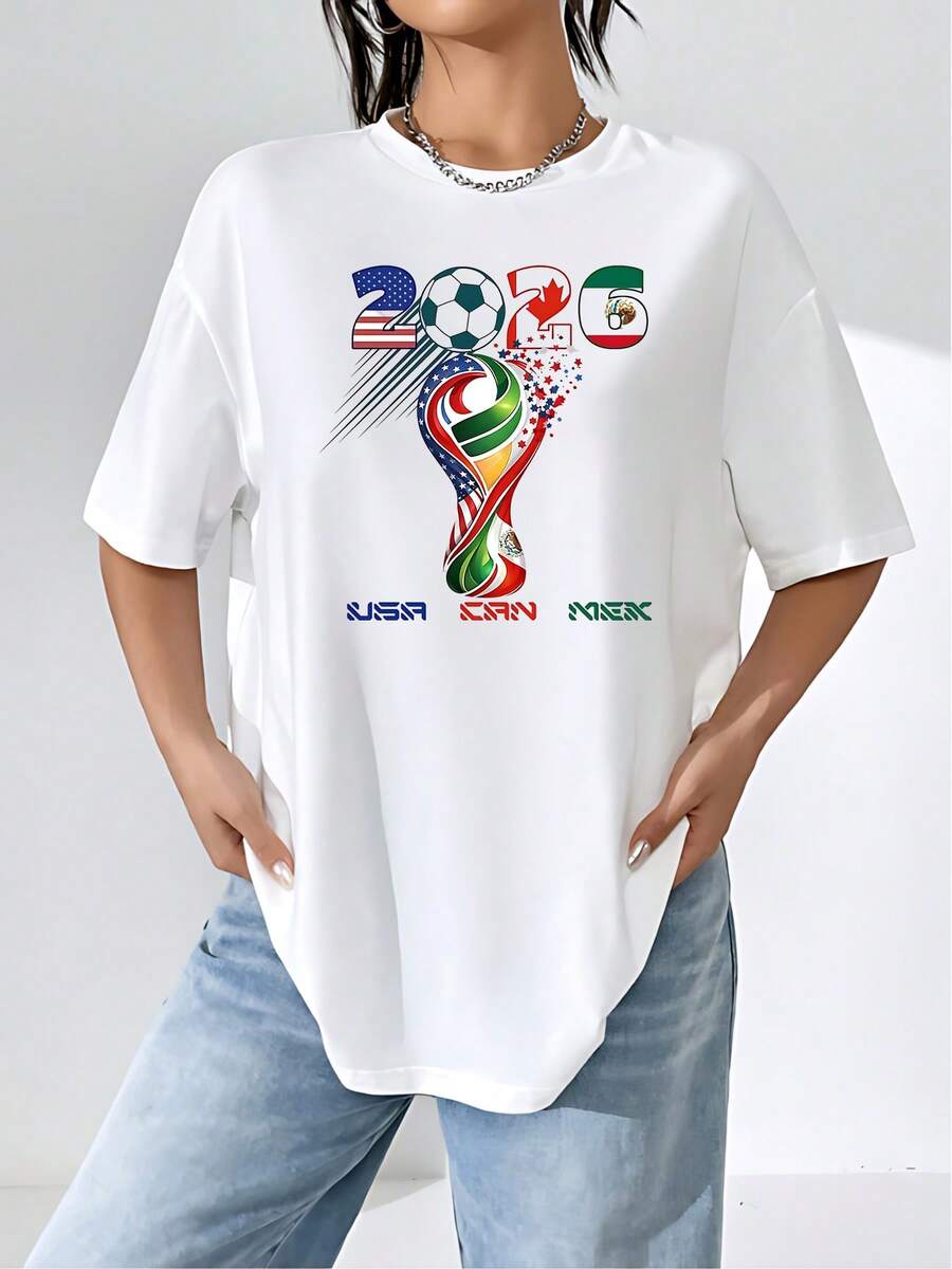 Símbolo vibrante que une las banderas de Estados Unidos Canadá y México en honor al mundial 2026 con balón y formas coloridas que representan unidad y pasión por el fútbol camiseta de mujer 100% algodón cómoda y ligera ideal para fanáticas deportivas - Blanco - Ver 1