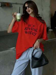 Camiseta de manga corta de corte holgado con estampado gráfico del eslogan 'It's Giving Wifey', impresión de letras llamativas, de algodón suave, para mujer, estilo casual Y2K, ropa de calle informal. - Rojo - Ver 7