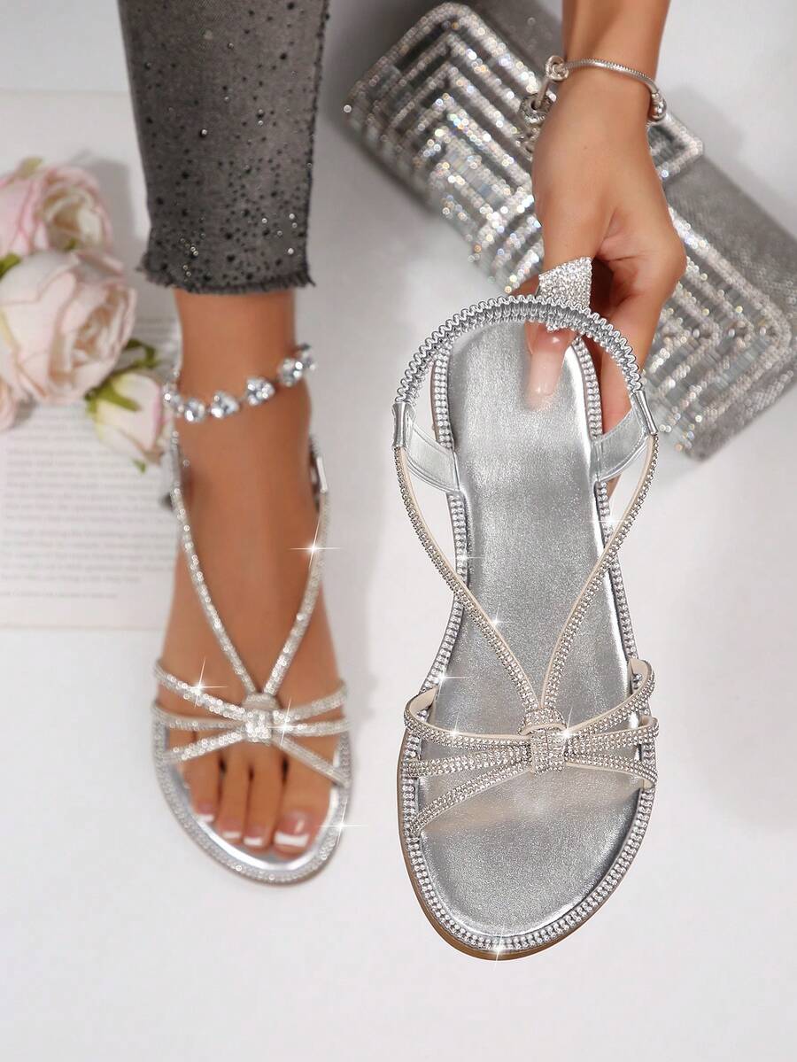 Sandalias planas de moda casual para mujer con tira elástica en el tobillo, tiras cruzadas, tiras trenzadas, punta redonda y cristales de diamante de imitación - Plateado - Ver 1