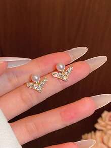 Anting Mutiara Imitasi Berbentuk V yang Modis - Aksesori Telinga yang Indah dan Serbaguna - Perak - View 3