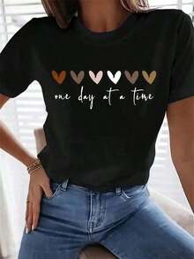 Camisetas manga corta mujer crew neck T-shirt Camiseta de diseño minimalista con estampado de corazón, manga corta, cuello redondo, estilo casual, a la moda para todas las estaciones, transpirable y cómoda para mujeres, hecha de tela 100% pura, elegante para ropa femenina, lavable a máquina, adecuada para botas. - Negro - Ver 1