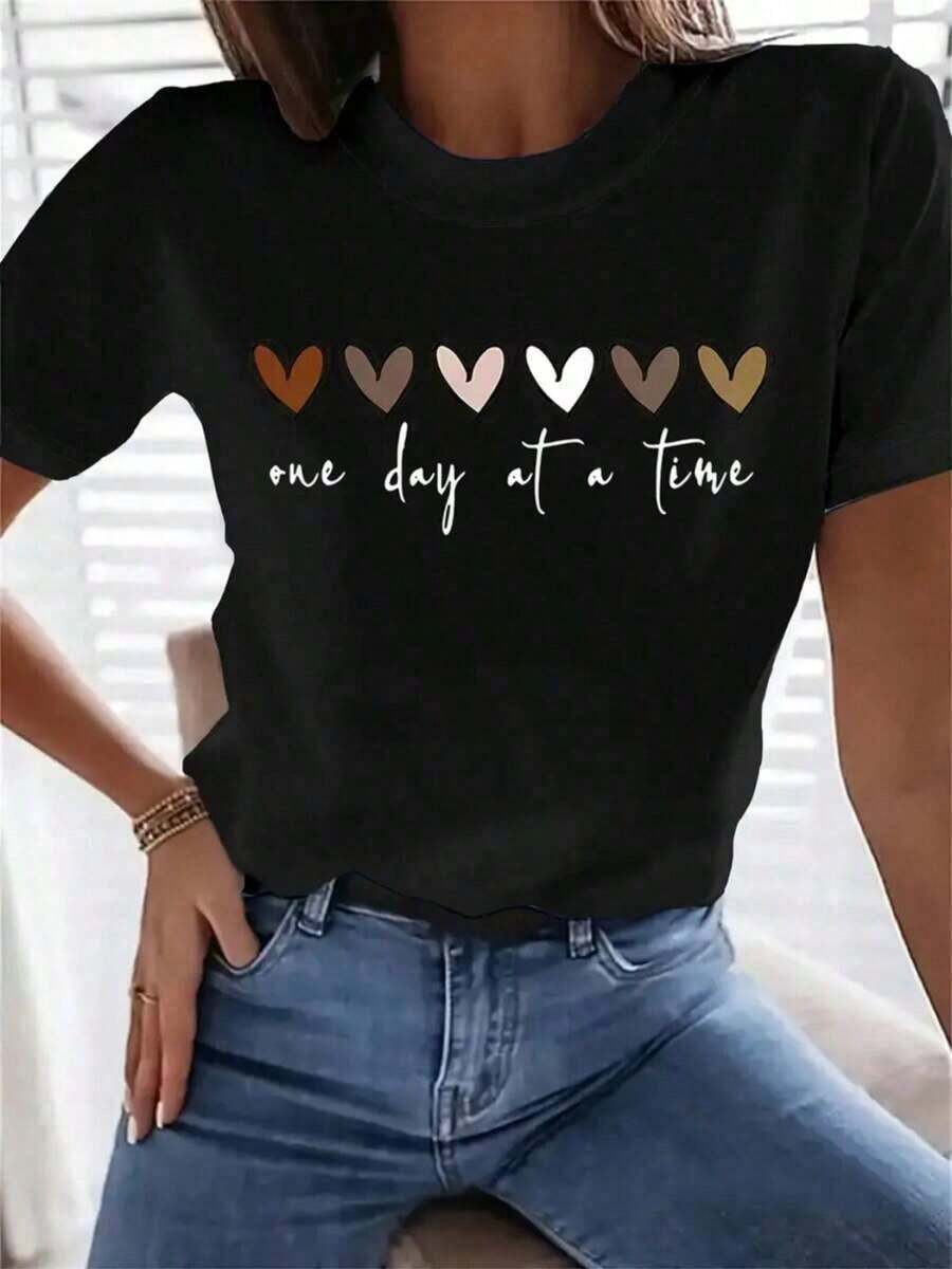 Camisetas manga corta mujer crew neck T-shirt Camiseta de diseño minimalista con estampado de corazón, manga corta, cuello redondo, estilo casual, a la moda para todas las estaciones, transpirable y cómoda para mujeres, hecha de tela 100% pura, elegante para ropa femenina, lavable a máquina, adecuada para botas. - Negro - Ver 1
