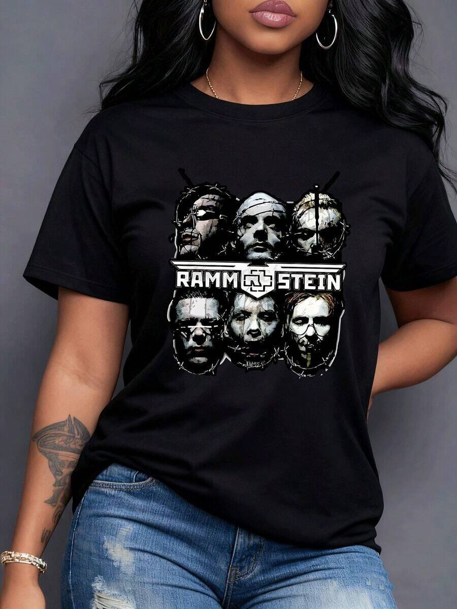 La imagen captura la esencia de los miembros de Rammstein su música potente y su legado perdurable Ideal para fans del metal industrial que aprecian la autenticidad y el impacto cultural global Camiseta de mujer 100% algodón,maija mujer curvy. - Negro - Ver 1