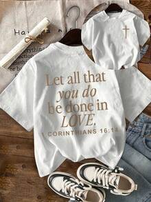 Versículo bíblico inspirador: Todo debe hacerse con amor, impreso en letras doradas en una camiseta de manga corta y cuello redondo.Camiseta Y2k - Negro - Ver 10