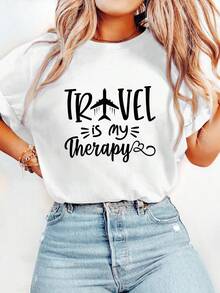 1 camiseta de mujer con temática de viajes, con la frase "TRAVEL IS MY THERAPY" y diseño de avión - Blanco y negro, casual y cómoda, perfecta para cumpleaños y días festivos, moda diaria, camiseta para uso cotidiano.| Top de corte holgado| Ropa cómoda, ropa de viaje, camiseta Y2k. - Negro - Ver 1