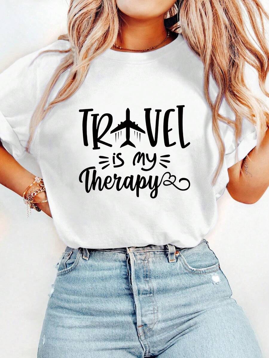 1 camiseta de mujer con temática de viajes, con la frase "TRAVEL IS MY THERAPY" y diseño de avión - Blanco y negro, casual y cómoda, perfecta para cumpleaños y días festivos, moda diaria, camiseta para uso cotidiano.| Top de corte holgado| Ropa cómoda, ropa de viaje, camiseta Y2k. - Negro - Ver 1