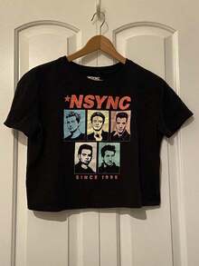 NSYNC Since 1995 - Iconic Boy Band Logo Crop Top - Unisex 90s Retro Graphic Tee, Short Sleeve Crew Neck T-Shirt For Men And Women, Casual Urban Wear For Concerts And Everyday Use. - 白色 - 查看 1
