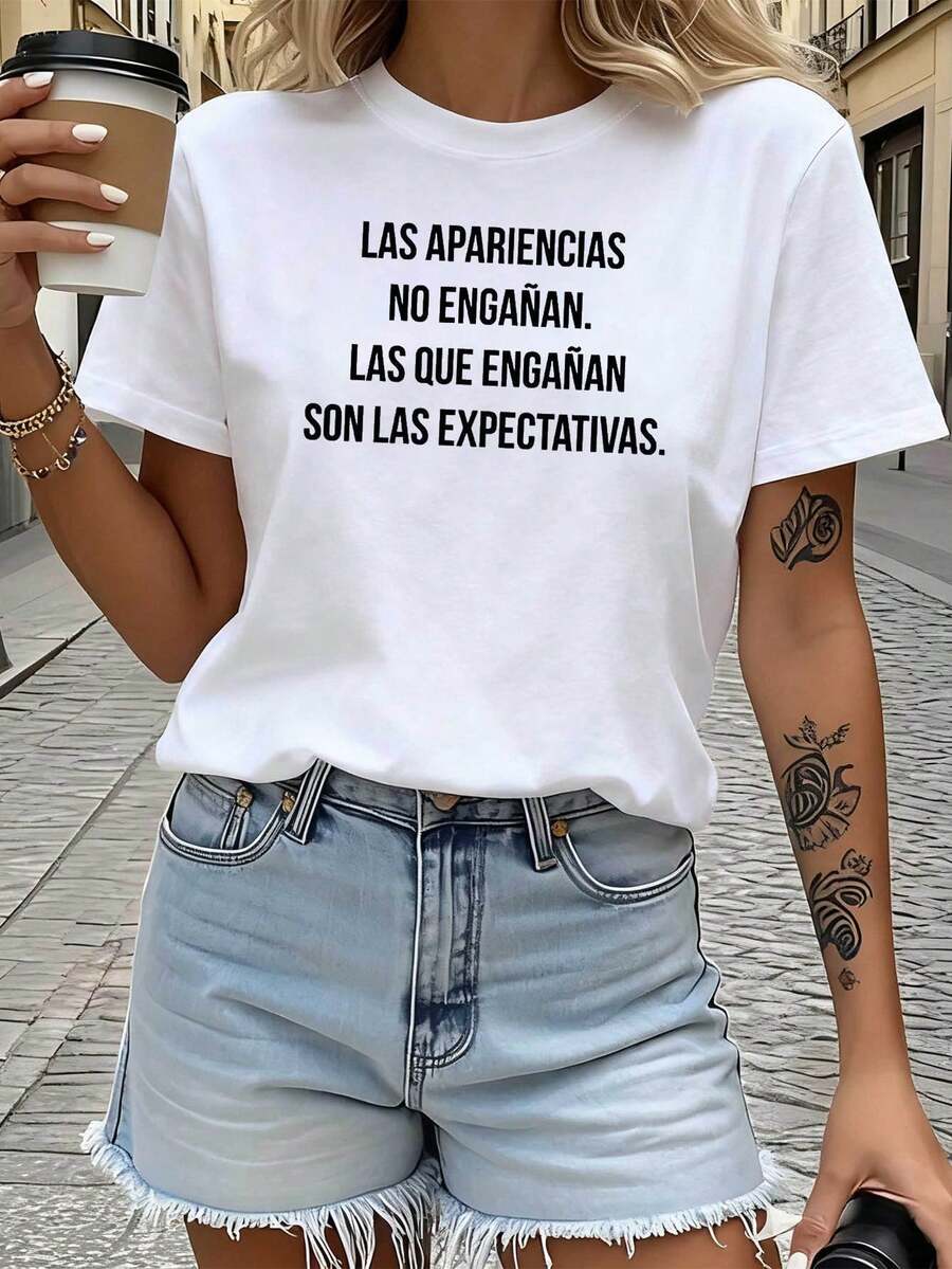 Lightweight And Breathable Cotton. Limited Edition In Spanish: "Appearances Don't Deceive." The Only Thing That Deceives Is Our Expectations. Outward Appearances Don't Deceive; What Does Deceive Is Our Philosophy Of Expectations. Printed Women's T-Shirt, Suitable For Everyday Wear, Expresses Emotions, Has A Light And Transparent Touch, Short Sleeves, And Evokes A Sense Of Lifestyle. Lightweight Cotton. - 白色 - 查看 1