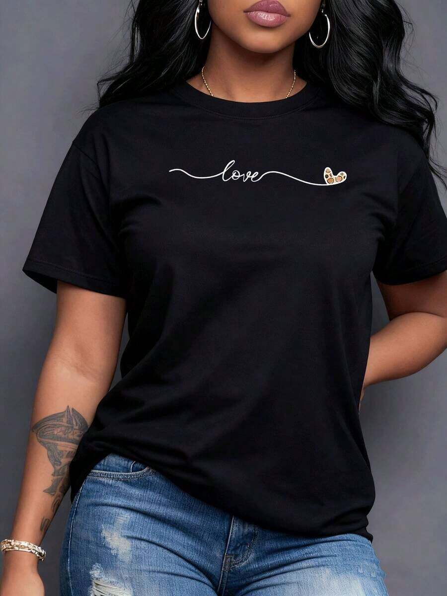 The Word 'love' Written Softly Intertwines In A Wavy Line That Culminates In A Leopard-Print Heart Symbolizing Affection And A Bold Spirit, Ideal For Your Everyday Life. Women's T-Shirt, 100% Cotton, Maija Women's Curvy. - 黑色 - 查看 1