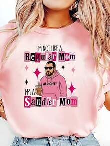 Women's Urban Vintage-Style Clothing For Spring And Summer, Featuring A Cartoon Image Of Adam Sandler Accompanied By The Humorous Text "She's Not A Normal Mom, She's Sandler's Mom," Creating A Fun Fan Culture Vibe. 100% Breathable Cotton T-Shirt. - 白色 - 查看 9