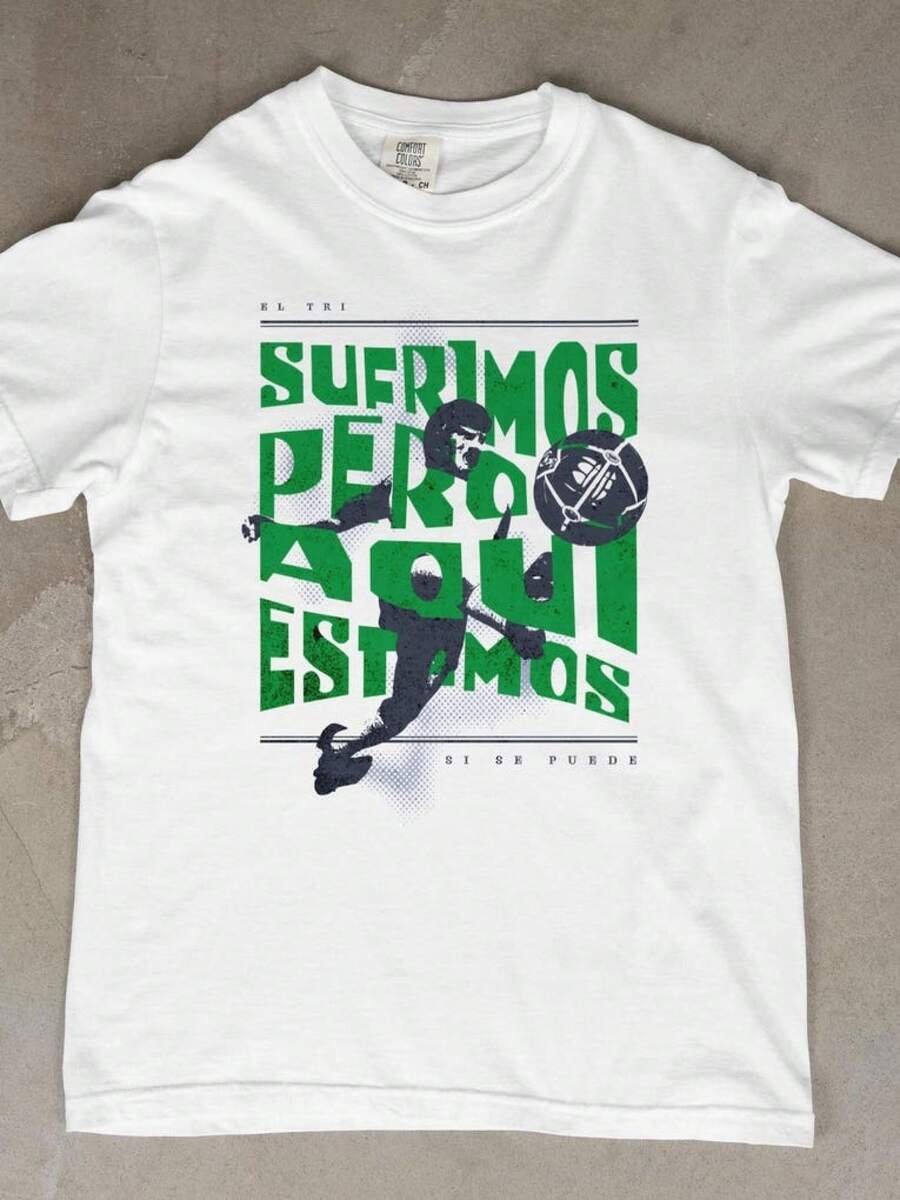 Camiseta de Fútbol de México para la Copa Mundial 2026 "Sufrimos, Pero Aquí Estamos" |   Camiseta El Tri Fan |   Camiseta Vintage con Gráfico de Fútbol - Negro - Ver 1