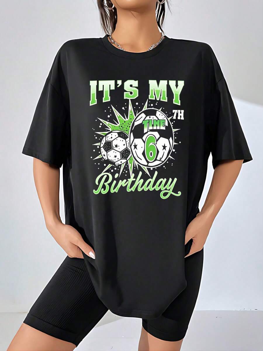 Dos balones de fútbol con estrellas y explosión verde simbolizan energía, alegría y celebración del sexto cumpleaños lleno de pasión deportiva y diversión para mujeres amantes del juego camiseta de mujer 100% algodón cómoda y moderna para ocasión especial - Negro - Ver 1