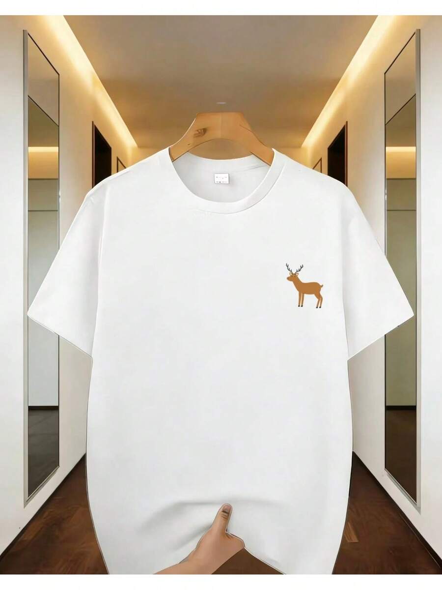 Camiseta minimalista para hombre con temática de bosque y estampado lateral de un ciervo, con una base negra sólida que es discreta y duradera. El diseño de ciervo de dibujos animados añade un toque fresco, y la tela transpirable 100% algodón facilita la creación de un look casual y moderno. - Blanco - Ver 1