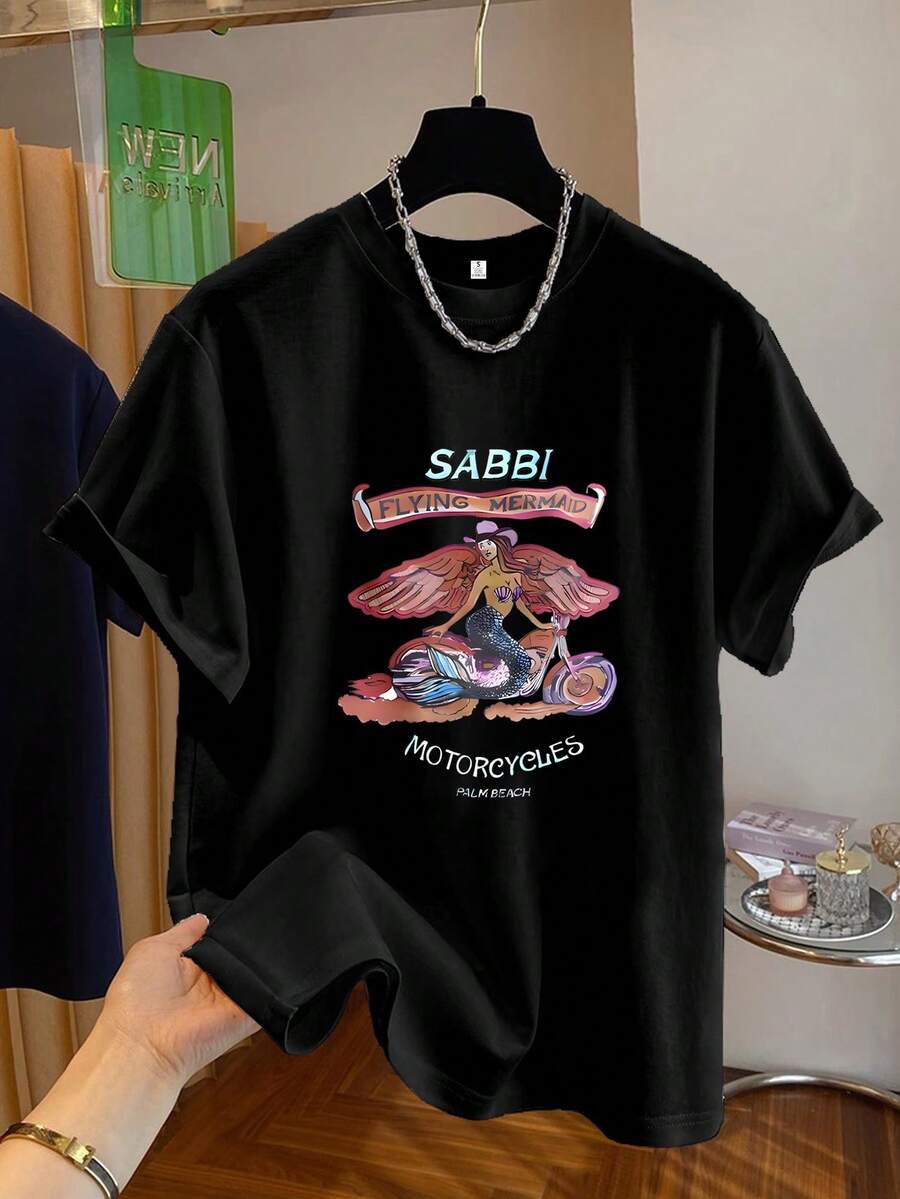 Soft 100% Cotton T-Shirt [Circular Orientation] Fashionable Printed T-Shirt For Women, Soft And Versatile, Featuring A Flying Mermaid And Motorcycle Design. Soft And Comfortable, Short-Sleeved Printed T-Shirt, Suitable For Casual Wear, Fashionable Tops For All Seasons. Breathable Cotton T-Shirt, Goes With Everything. - 黑色 - 查看 1