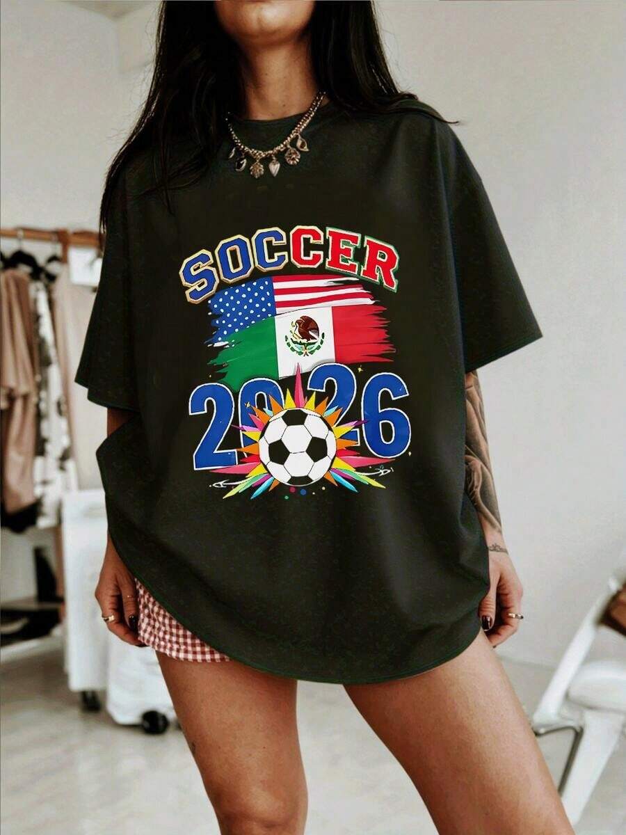 Bandera de México y Estados Unidos con balón de fútbol simbolizando unión deportiva y pasión por el mundial 2026 camiseta para mujer 100% algodón cómoda y moderna - Negro - Ver 1