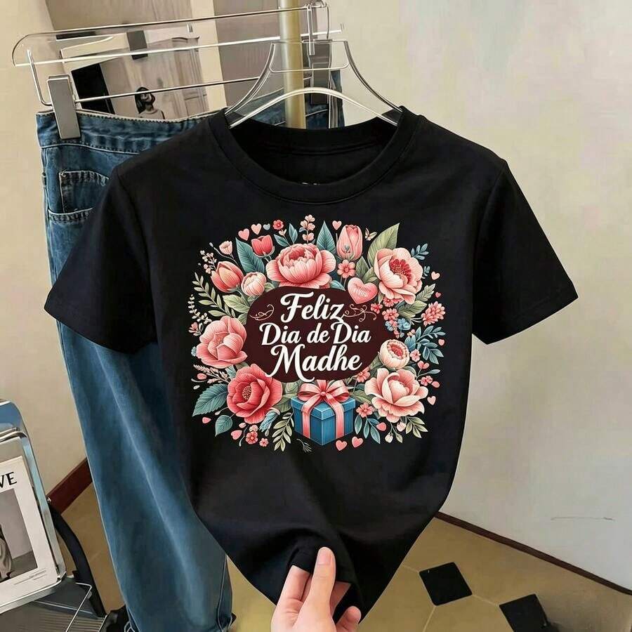 Playera "Feliz Día de la Madre" con Flores y Regalo, Diseño Elegante para Mujer, Ropa Festiva de Primavera, Regalo para Mamá - Negro - Ver 1